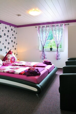 Double Room 3=2 | Literie de qualité, décor unique, ameublement unique