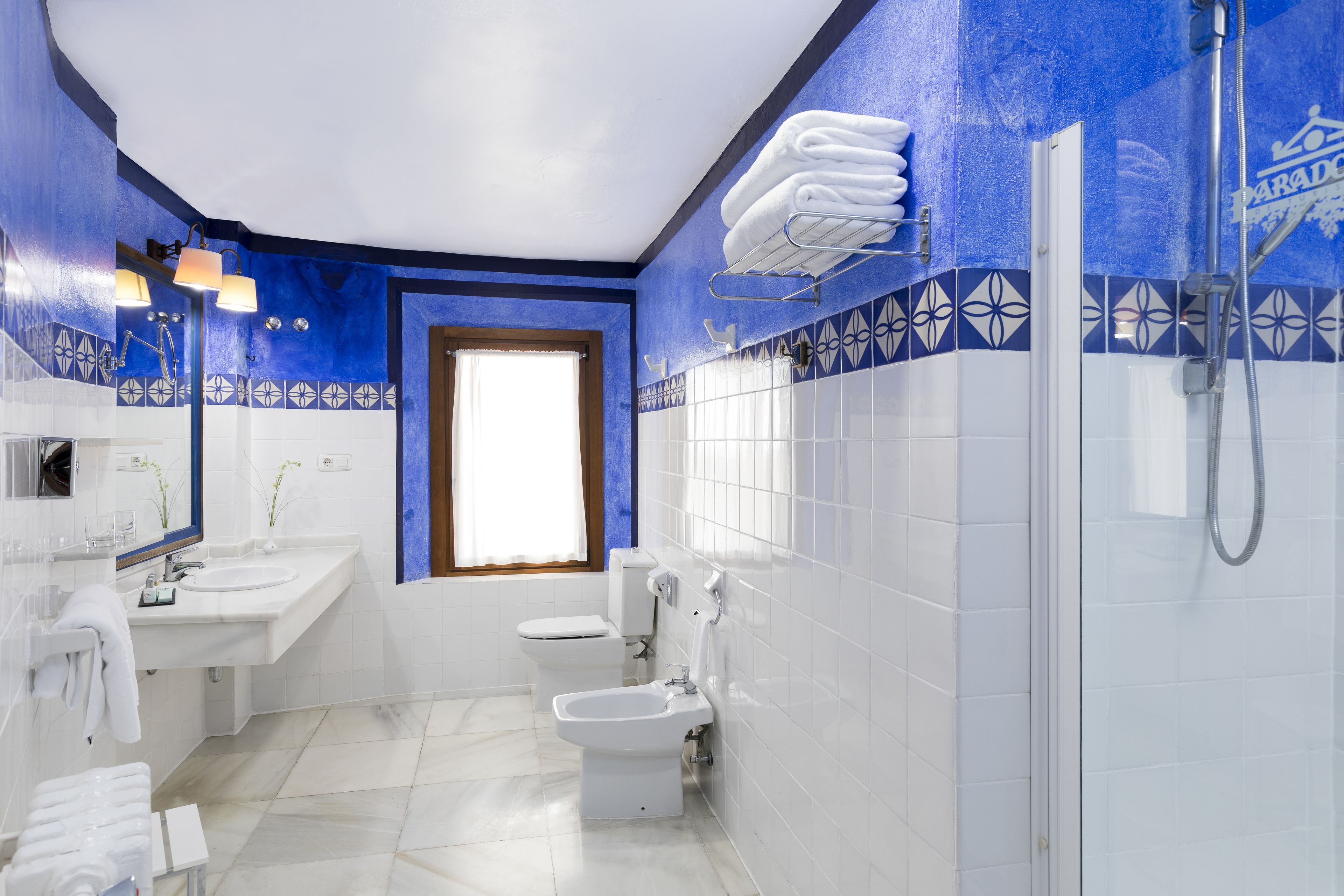 combined shower/bathtub, hair dryer, bidet, towels