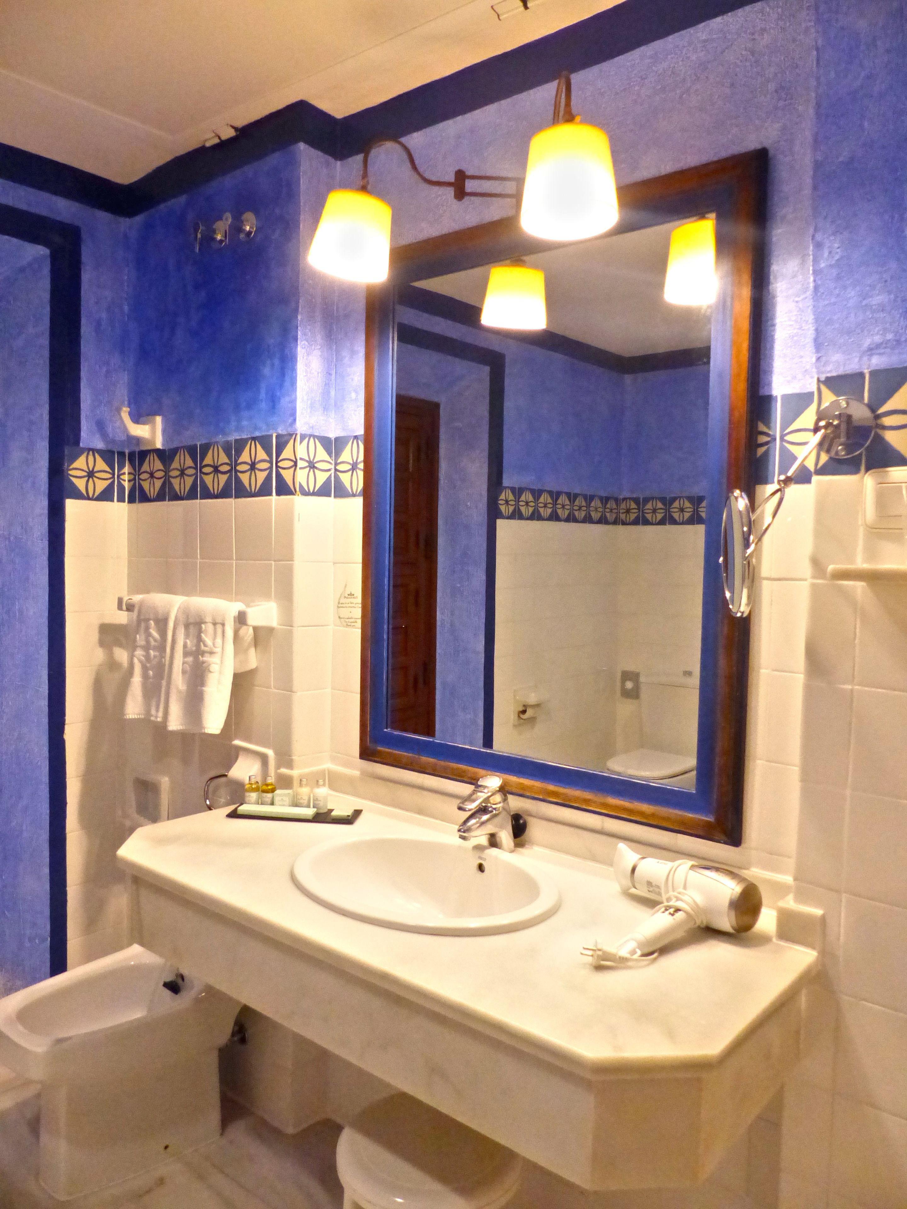 standard twin room (3 adults) | bathroom | combined shower/bathtub, hair dryer, bidet, towels