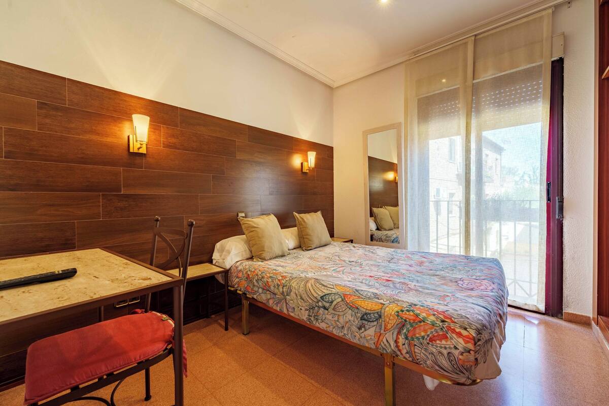 Single Room (for 1 or 2 people) | Select Comfort beds, desk, WiFi (free)