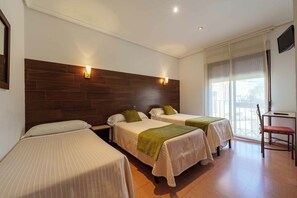 Habitación triple | Camas Select Comfort, escritorio, cunas y camas extra