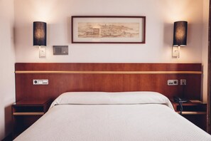 Skrivebord, wi-fi (inkludert) og sengetøy