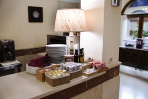 Daily continental breakfast (EUR 10 per person) - Hotel Santa Isabel (Toledo)