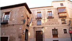 Edifici de pedra amb façana tradicional, diverses finestres i balcons.