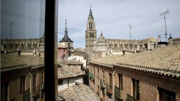 Un paisaje urbano histórico con arquitectura tradicional, que incluye una imponente torre de iglesia y una catedral.
