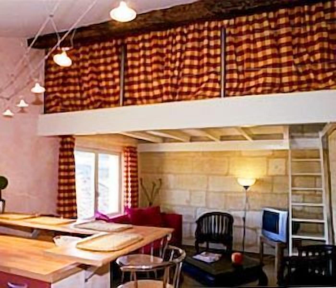 Suite (Impérial) | Living room | Flat-screen TV, iPod dock