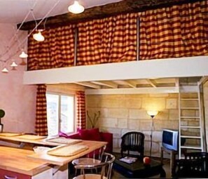 Suite (Impérial) | Ruang keluarga | TV layar datar dan stasiun docking iPod