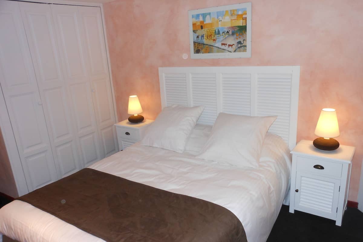 Suite (Magnum) | Iron/ironing board, cribs (surcharge), rollaway beds (surcharge)