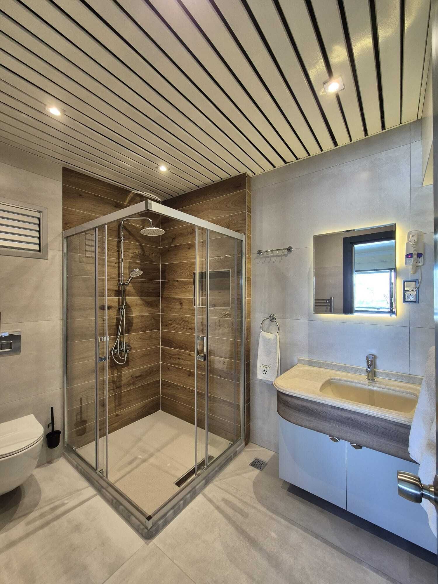 panoramic triple room, balcony, poolside | bathroom | combined shower/bathtub, hair dryer, slippers, towels