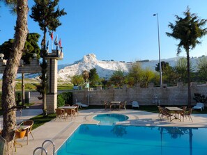 Outdoor pool, pool umbrellas, pool loungers - Hotel Hal - Tur (Denizli)