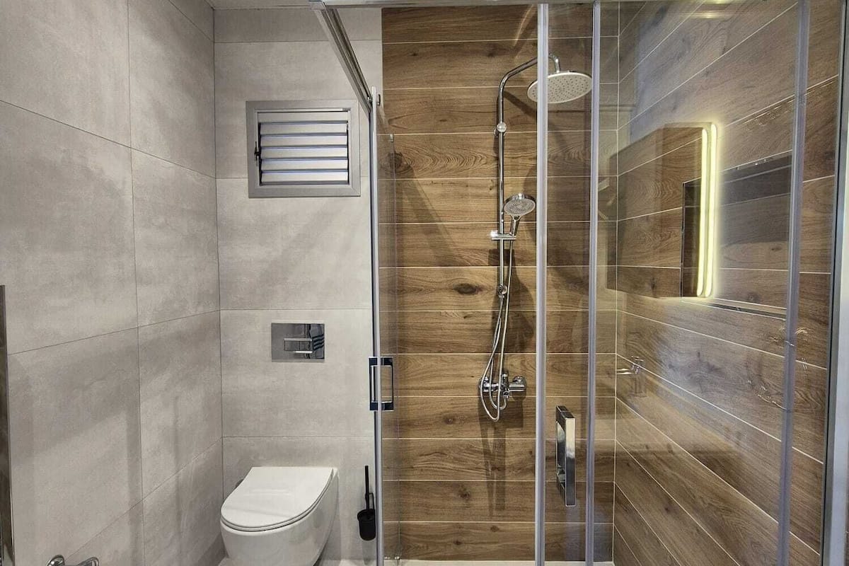 panoramic triple room, balcony, poolside | bathroom | combined shower/bathtub, hair dryer, slippers, towels