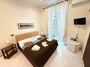 Superior Double Room, Ensuite | Desk, soundproofing, free WiFi, bed sheets - B&B Plebiscito Home (Naples)