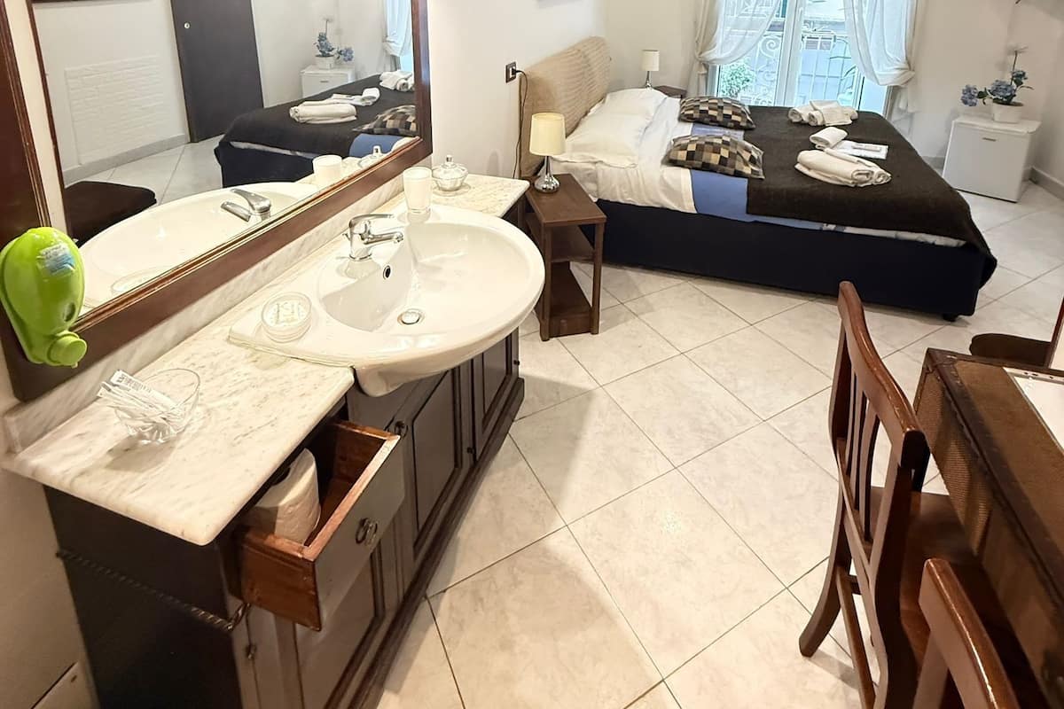 Desk, soundproofing, free WiFi, bed sheets