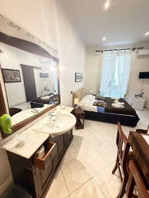 Desk, soundproofing, free WiFi, bed sheets - B&B Plebiscito Home (Naples)