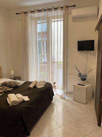 Escritorio, sistema de insonorización, wifi gratis y ropa de cama