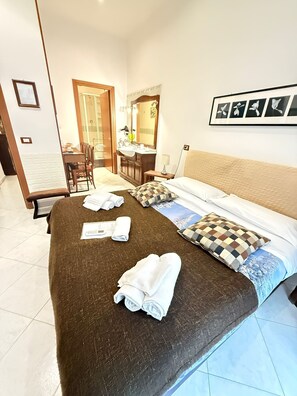 Superior Double Room, Ensuite | Desk, soundproofing, free WiFi, bed sheets - B&B Plebiscito Home (Naples)
