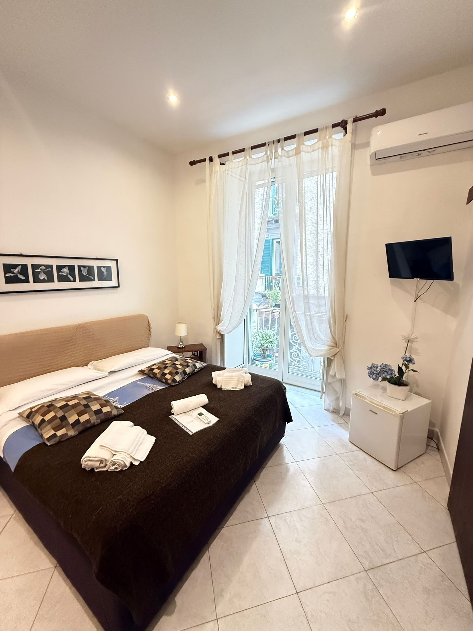 Habitación doble superior, baño privado | Escritorio, sistema de insonorización, wifi gratis y ropa de cama