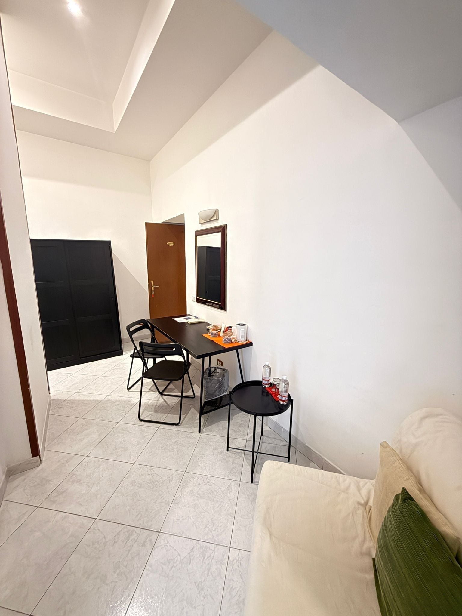 Desk, soundproofing, free WiFi, bed sheets