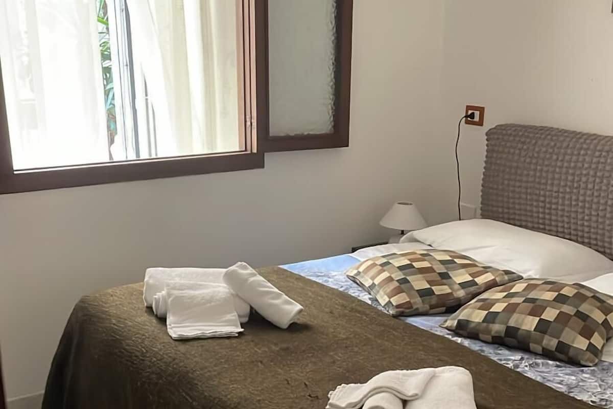 Skrivbord, ljudisolering, gratis wi-fi och sängkläder