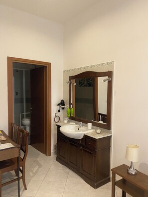 Dusj, regndusjhode, toalettartikler (inkludert) og hårføner