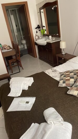 Dobbeltrom – superior, eget bad | Skrivebord, lydisolert, wi-fi (inkludert) og sengetøy