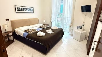 Habitación doble superior, baño privado | Escritorio, sistema de insonorización, wifi gratis y ropa de cama