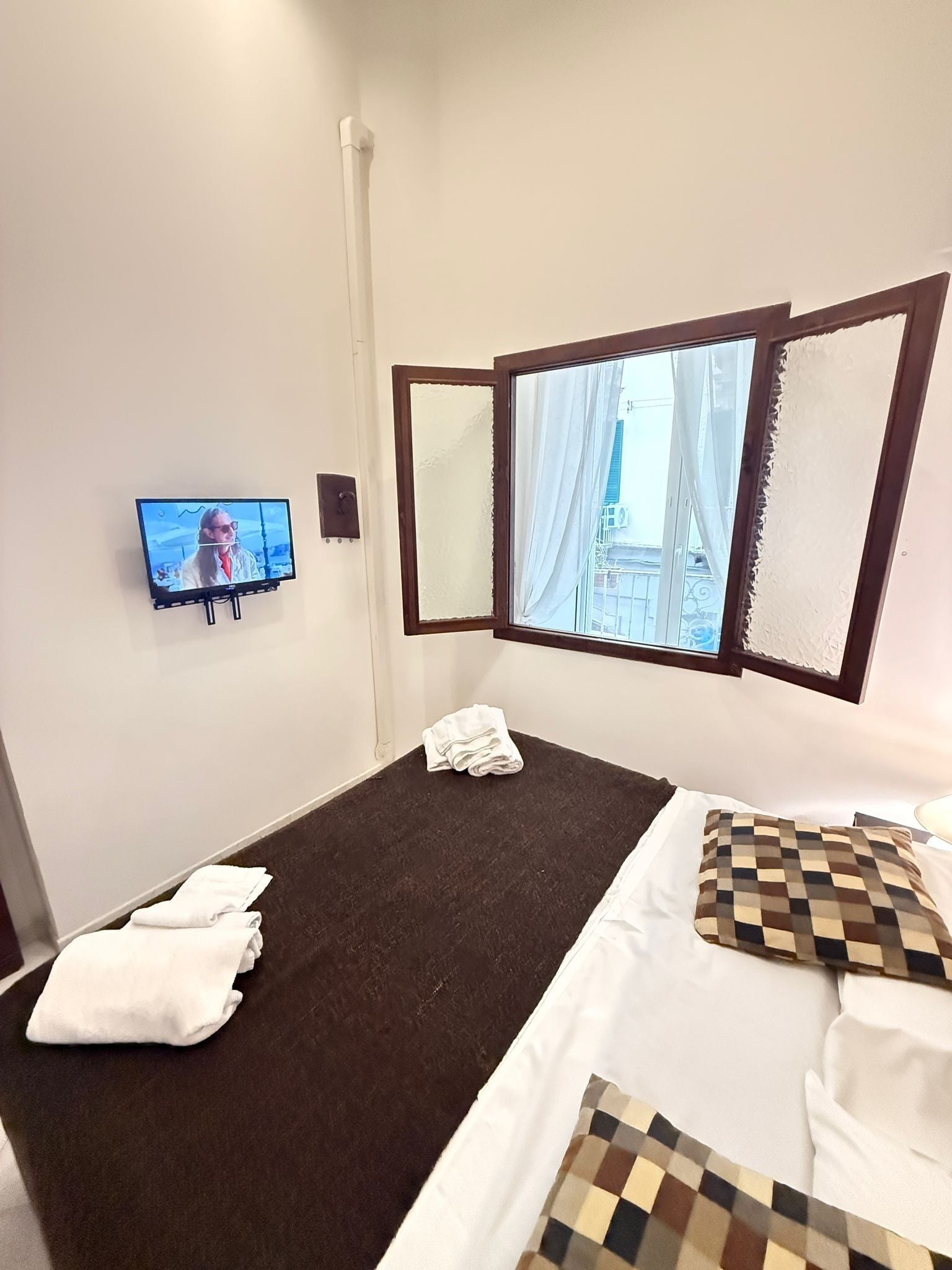 Desk, soundproofing, free WiFi, bed sheets