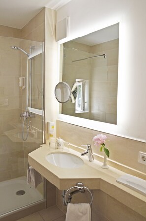 Premium bedding, down comforters, minibar, in-room safe - Hotel Fischerhaus (Starnberg)
