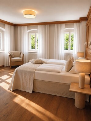 Quarto com uma cama grande, uma cadeira, mesa de cabeceira com luminária e janelas com cortinas.
