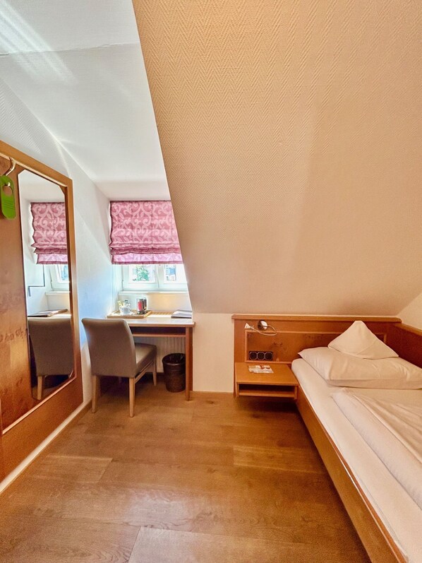 Enkelrum - 1 enkelsäng | Sängtillbehör av högsta kvalitet, duntäcken och minibar