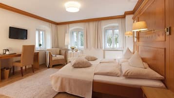 Chambre Double, 1 grand lit, salle de bains attenante