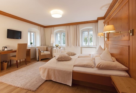 Superior Double Room | Premium bedding, down comforters, minibar, in-room safe. Hotel Fischerhaus