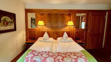 Kahden hengen standard-huone | Ylelliset vuodevaatteet, untuvapeitot, minibaari, tallelokero huoneessa