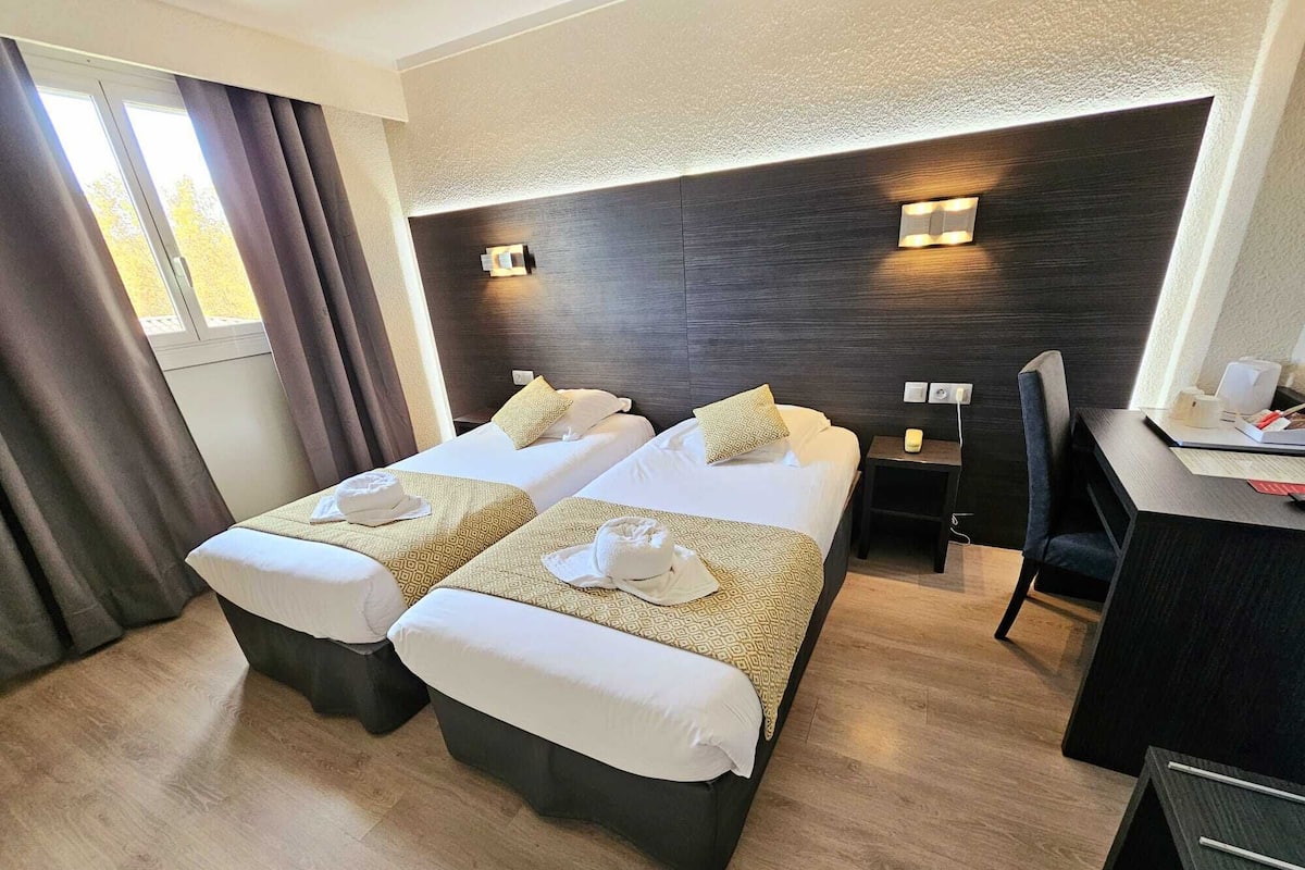 Standard Twin Room | Minibar, in-room safe, desk, blackout drapes
