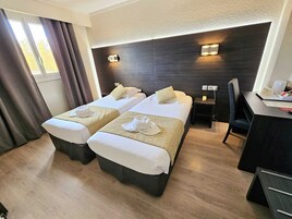 标准双床房 | 迷你吧、客房内保险箱、办公桌、遮光窗帘