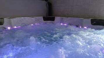 Indoor spa tub