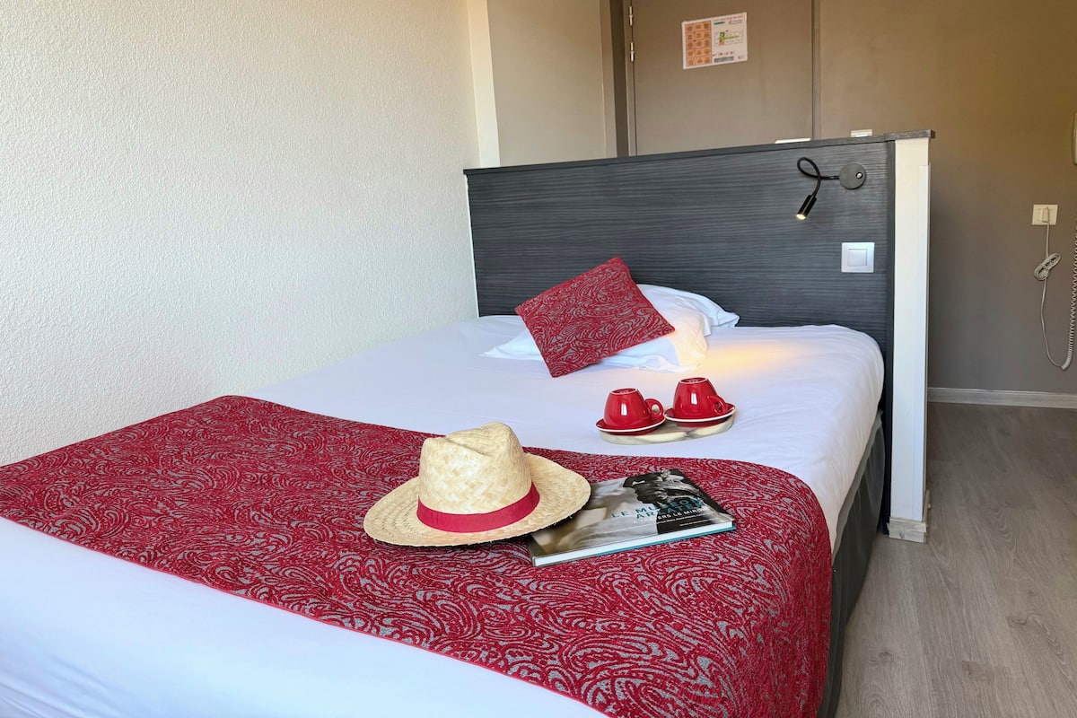 Single Room | Minibar, in-room safe, desk, blackout drapes