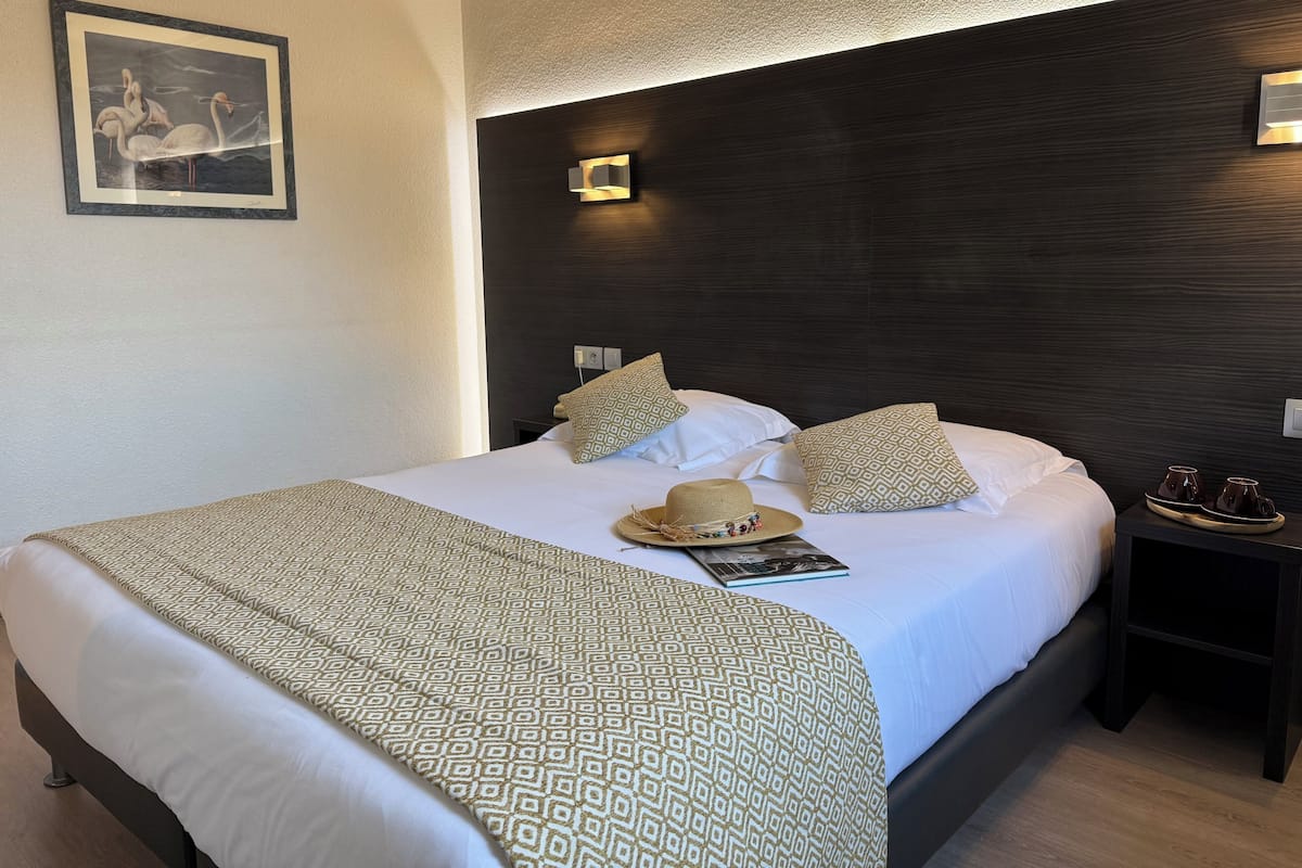 Double Room | Minibar, in-room safe, desk, blackout drapes