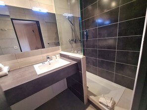 Standard Twin Room | Bathroom | Shower, hydromassage showerhead, free toiletries, hair dryer - Le Cheval Blanc (Arles)