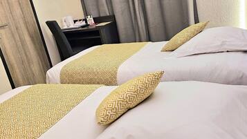 Minibar, coffres-forts dans les chambres, bureau, rideaux occultants