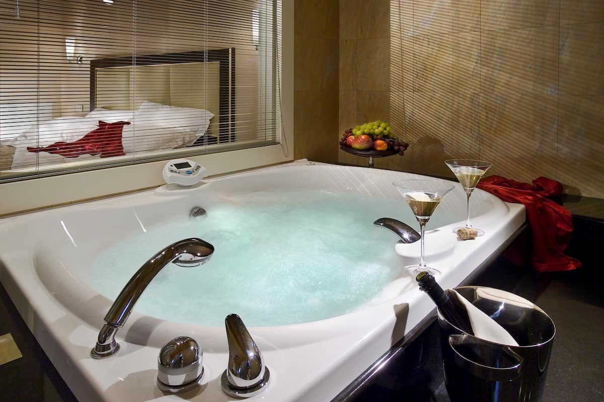 junior suite (love with jacuzzi) | jetted bathtub