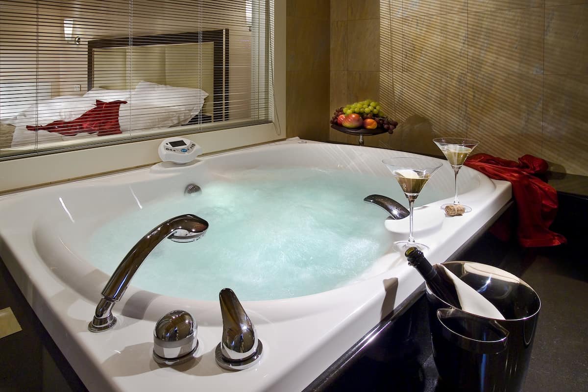 Junior Suite (Love with Jacuzzi) | Tab mandi berpancutan