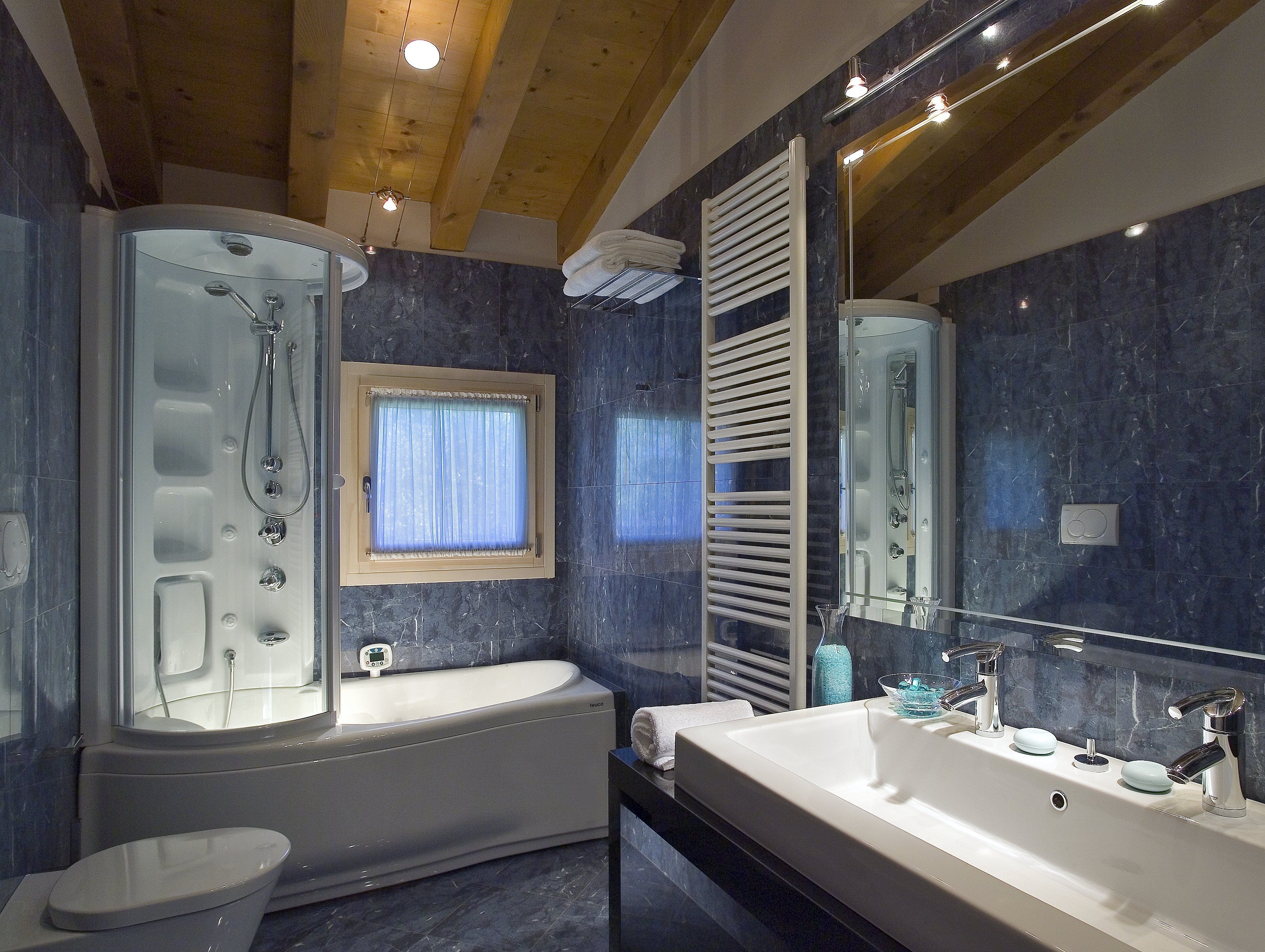 junior suite (plus with hot tub ) | bathroom | hydromassage showerhead, free toiletries, hair dryer, bidet