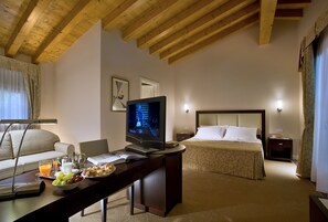 Family Suite | Down comforters, minibar, in-room safe, desk - Ca' Mura' Hotel (Masera di Padova)