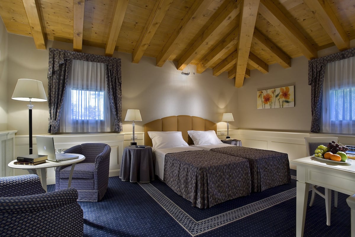 junior suite (high) | down duvets, minibar, in-room safe, desk