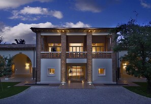 住宿正面 - 傍晚/夜晚