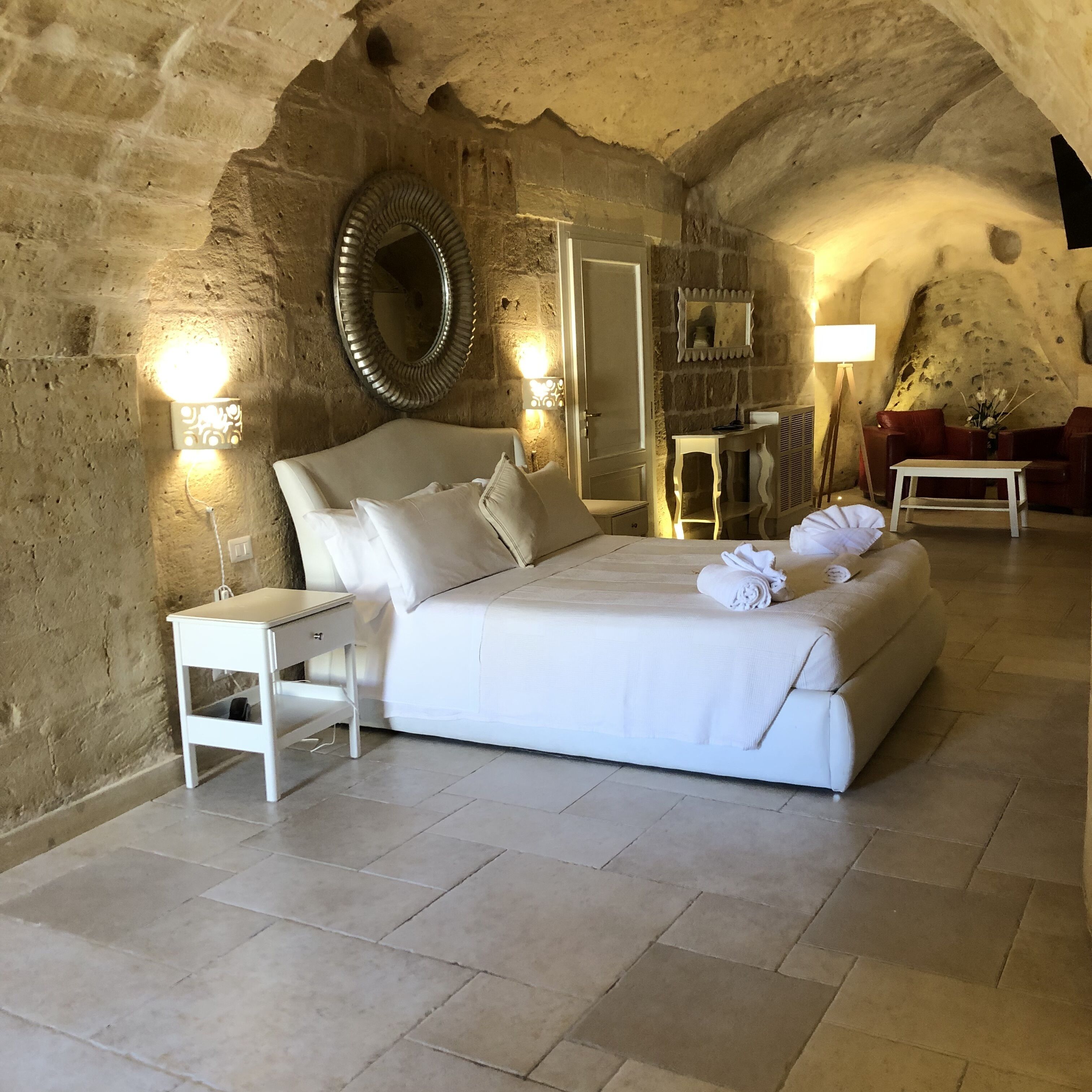 deluxe suite (grotta) | minibar, in-room safe, desk, soundproofing