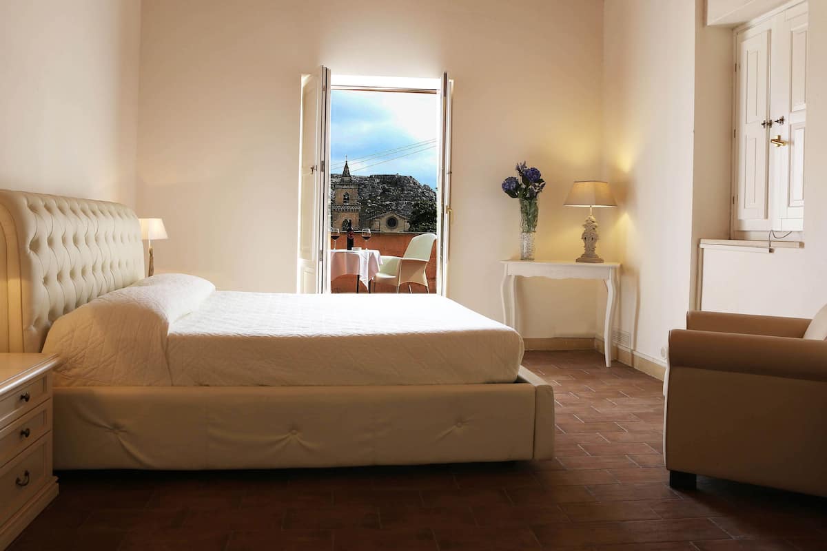 Minibar, in-room safe, desk, soundproofing