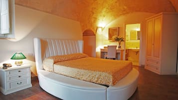 Quadrupla Standard | Minibar, una cassaforte in camera, una scrivania, insonorizzazione