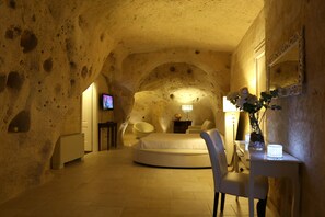 Deluxe Suite (Grotta) | Minibar, in-room safe, desk, soundproofing